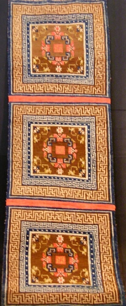 Tappeto tibetano Khaden a tre sedute, usato dai monaci per la meditazione nei templi. Ben conservato Epoca: 1930 Misure: 210x77 Codice: 1516
