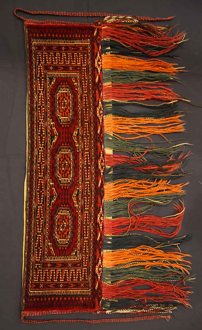 Torba. Tekkè Bokara- Veniva usata per adornare l’interno della tenda. Da notare la ricca bordura. Annodatura finissima. Misura 104×27 cm Cod. 1587