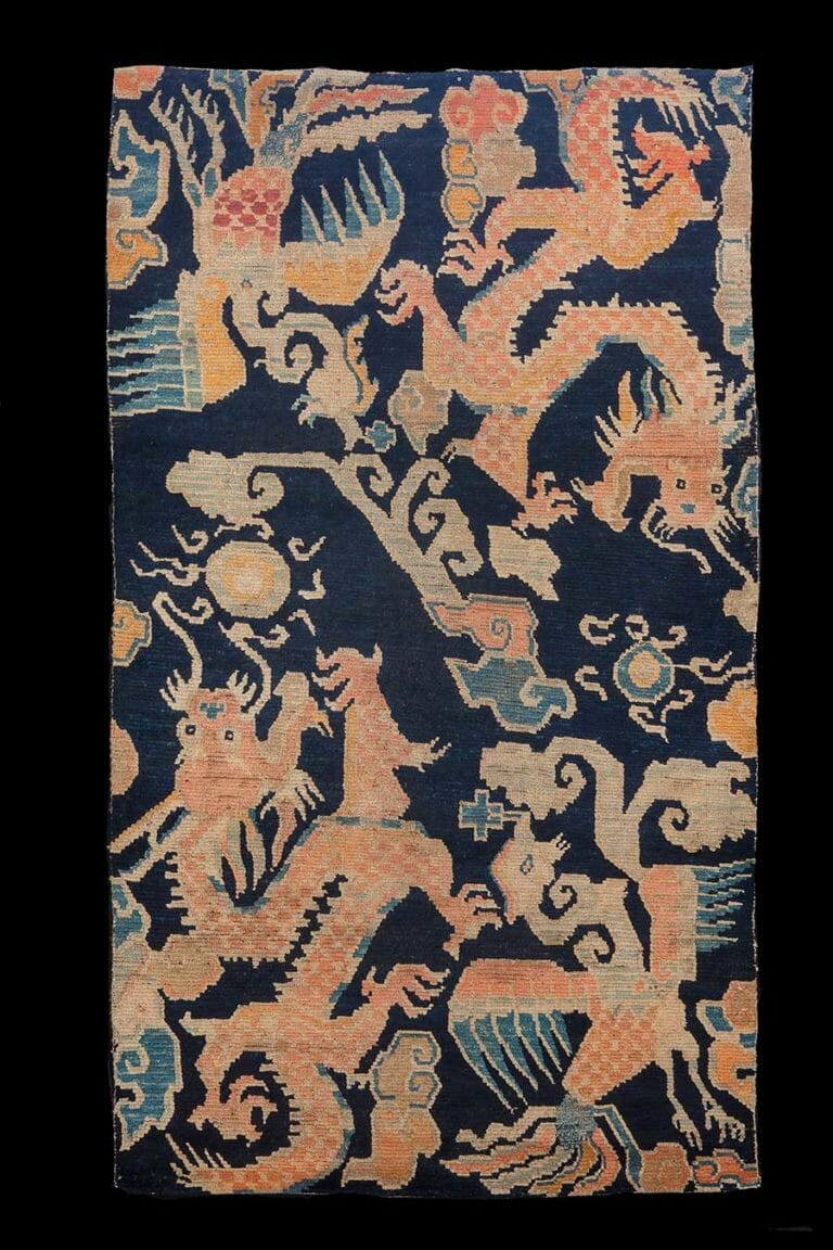 Tappeto Tibetano Coppia di draghi con fenici intorno alla perla di fuoco, forze opposte nella danza cosmica. Epoca primi ‘900 Misure: 145x82 cm Codice: 2402