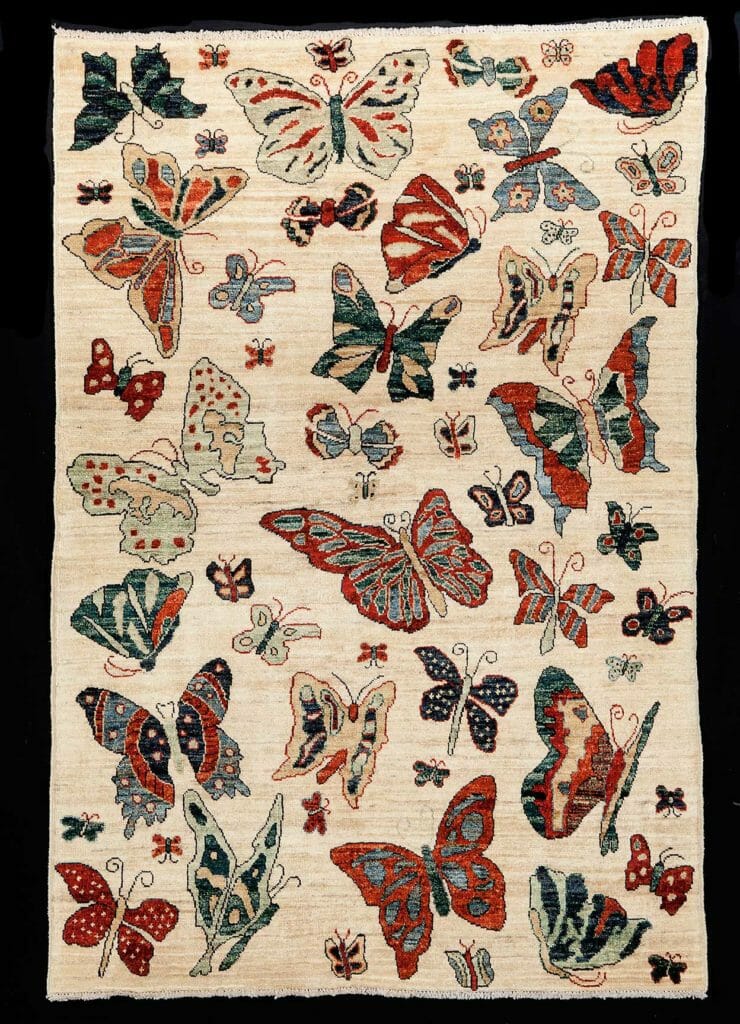 Tappeto finemente annodato con disegno a farfalle. Misura 181×123 Cod 3204