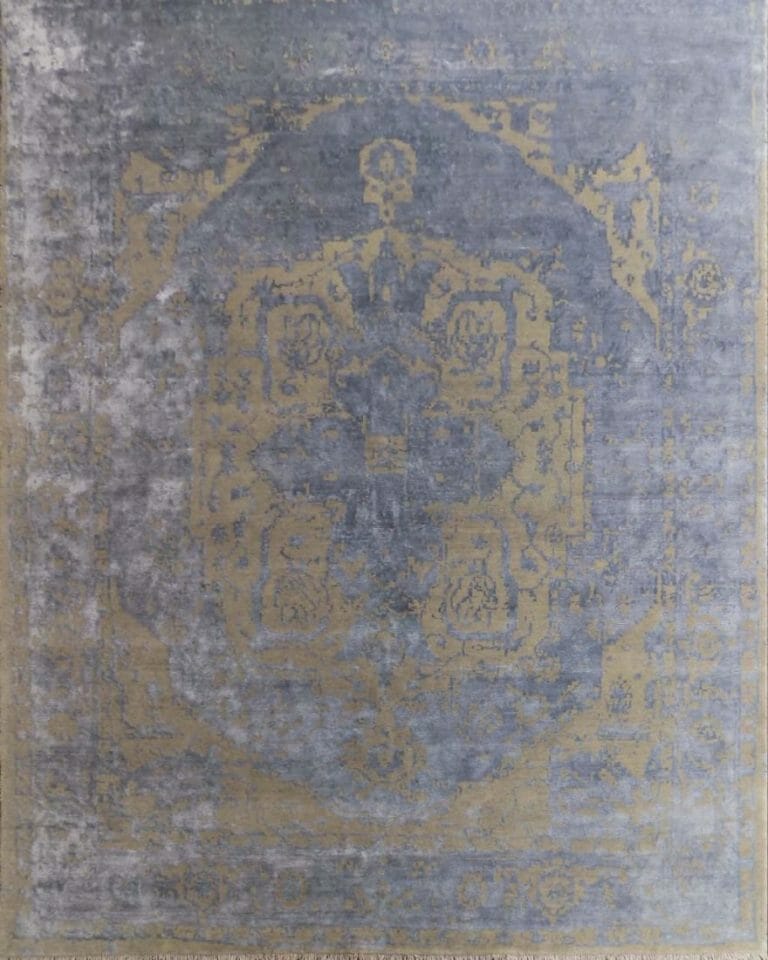Tappeto dal disegno di ispirazione francese di Aubusson, annodato in lana e viscosa. Misura 305x201 cm. Cod. 3235