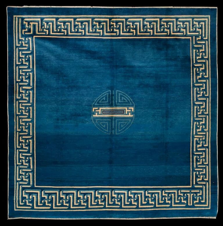 Tappeto Cinese annodato con lane setose con finitura antique washed. Disegno “Shou” al centro Misura: 244x242 Codice: 3366