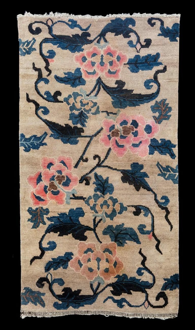 Tappeto Tibetano Khaden Disegno a peonie con motivi di foglie sul campo beige. In buono stato di conservazione. Epoca 1920/30 Misure: 156x92 cm. Codice: 3381