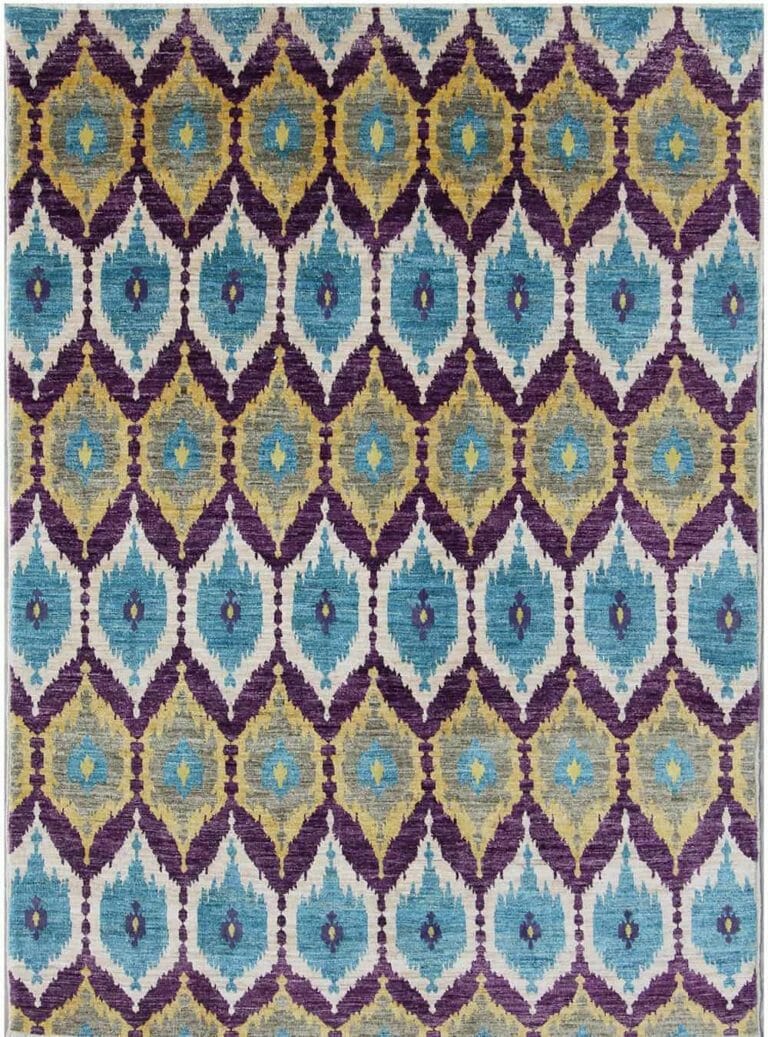 Tappeto annodato in lana con disegno tratto dai tessuti Ikat. Possibilità di realizzarlo anche in altre misure Misura: 238x167 cm. Codice: 3388