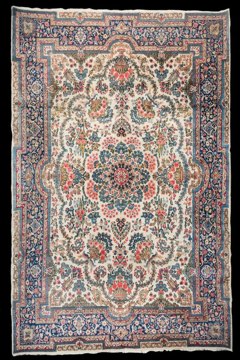 Classico tappeto floreale della manifattura di Kirman, dei primi del ‘900 in ottimo stato di conservazione. Misure: 462x303 Codice: 3379