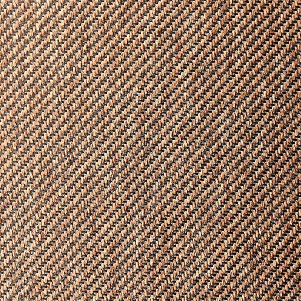 Primo piano di un motivo di tessuto, caratterizzato da linee diagonali Spark nei toni del marrone, del beige e del nero, per un aspetto strutturato e strettamente intrecciato di ispirazione Stuoia.