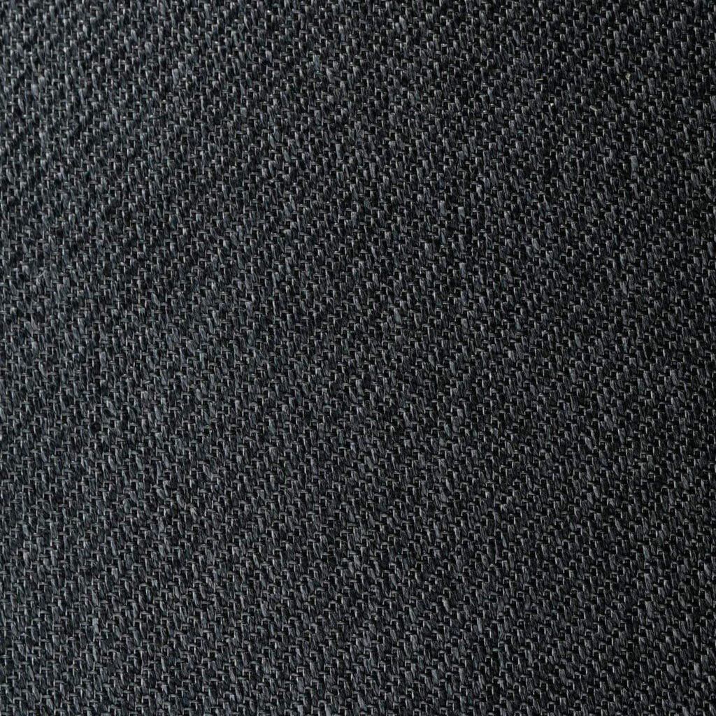Primo piano di un tessuto Stuoia Spark di colore nero con un motivo a intreccio visibile. La superficie mostra fili strettamente intrecciati che formano una struttura diagonale a griglia.
