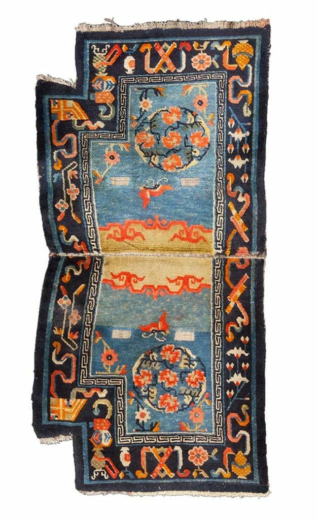 Tappeto Tibetano sella Disegno tradizionale per questa splendida sella su colore azzurro Epoca primi ‘900 Misure: 126×61 cm Codice: 2569