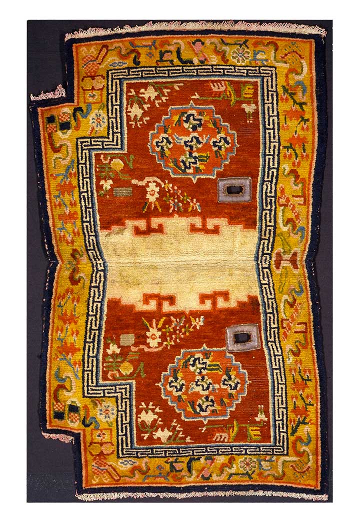 Tappeto tibetano sella con disegno tradizionale Epoca: 1930 Misure: 112×56 cm Codice: 882