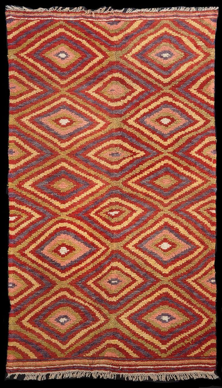 Tappeto Tulù Proveniente dall’Anatolia centrale. Questo tappeto di vecchia manifattura a lavorazione Hooked. Misura 221×131 cm. Cod. 3326