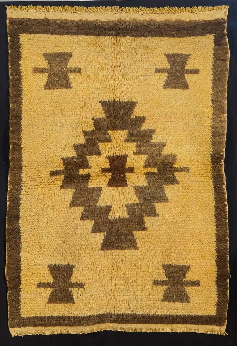 Tappeto Etnico Tulù Proveniente dalla regione di Konya, Anatolia, questo tappeto di vecchia manifattura, il disegno centrale è una raffigurazione stilizzata della dea Elibelinde. Misura 162×118 cod 3327