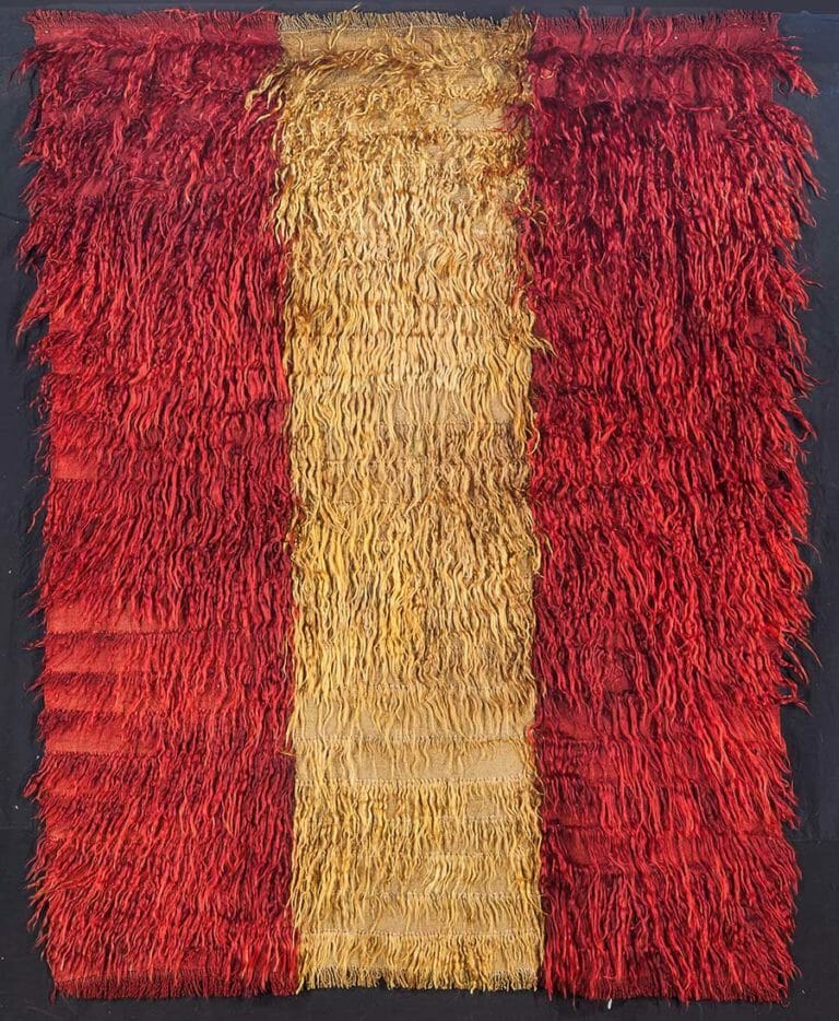Tappeto Tulù Tipico tappeto di Tulù a pelo lungo. Annodato in tre fasce. Misura 160×135 Cod 3331