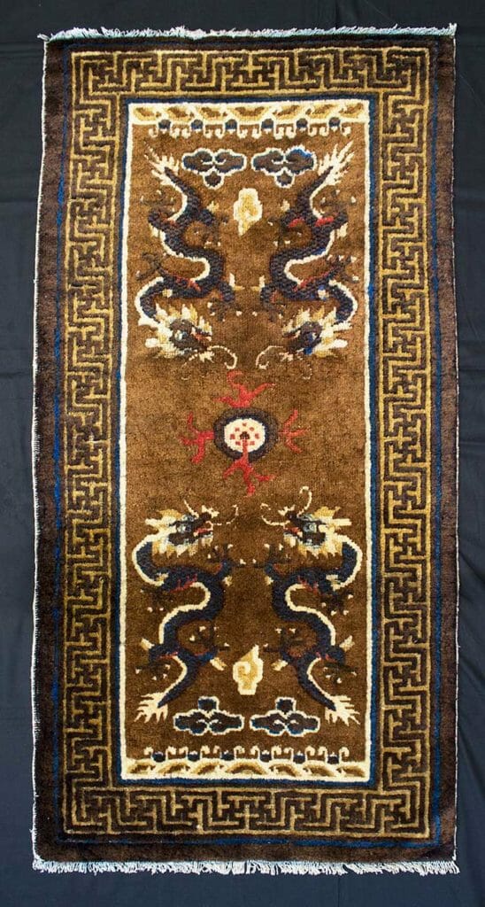 Tappeto tibetano Khaden Doppia coppia di draghi con perla di fuoco Epoca: 1940/50 Misure: 150x76 cm Codice: 3283