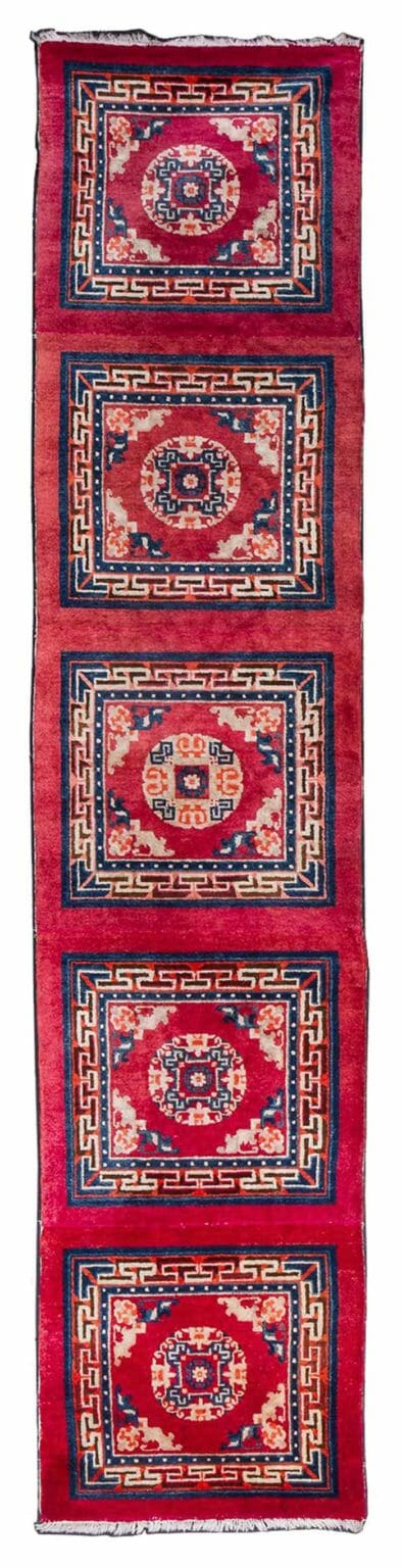 Tappeto Tibetano Vecchio Tappeto a 5 sedute per questo tibetano di vecchia manifattura in uso nei templi per meditazione dei Lama Tibetani Misure: 360×75 cm Codice: 2957