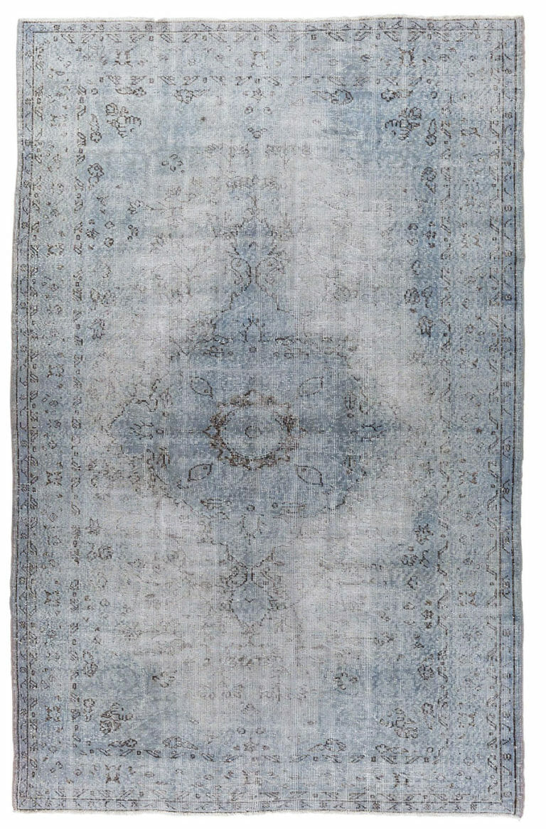 Tappeto vintage di provenienza anatolica, colorizzato. Misura 280x177 cm.