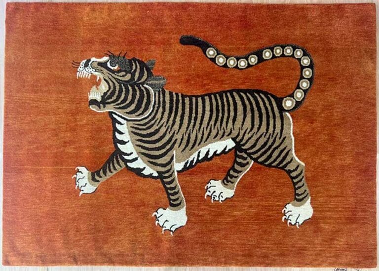Tappeto tibetano con tigre stilizzata su sfondo rosso.