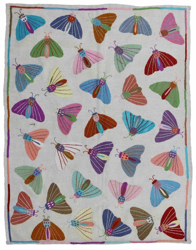 Tappeto Kilim annodato a mano con farfalle colorate ricamate, ideale per la cameretta. Dimensioni 172x130 cm.