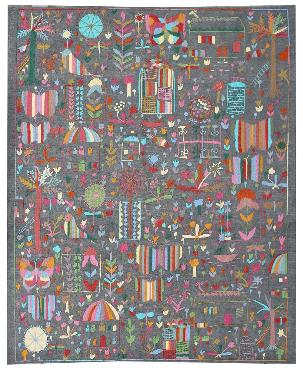 Kilım annodato a mano con disegni colorati di casette, fiori e farfalle, dimensioni 188x157 cm