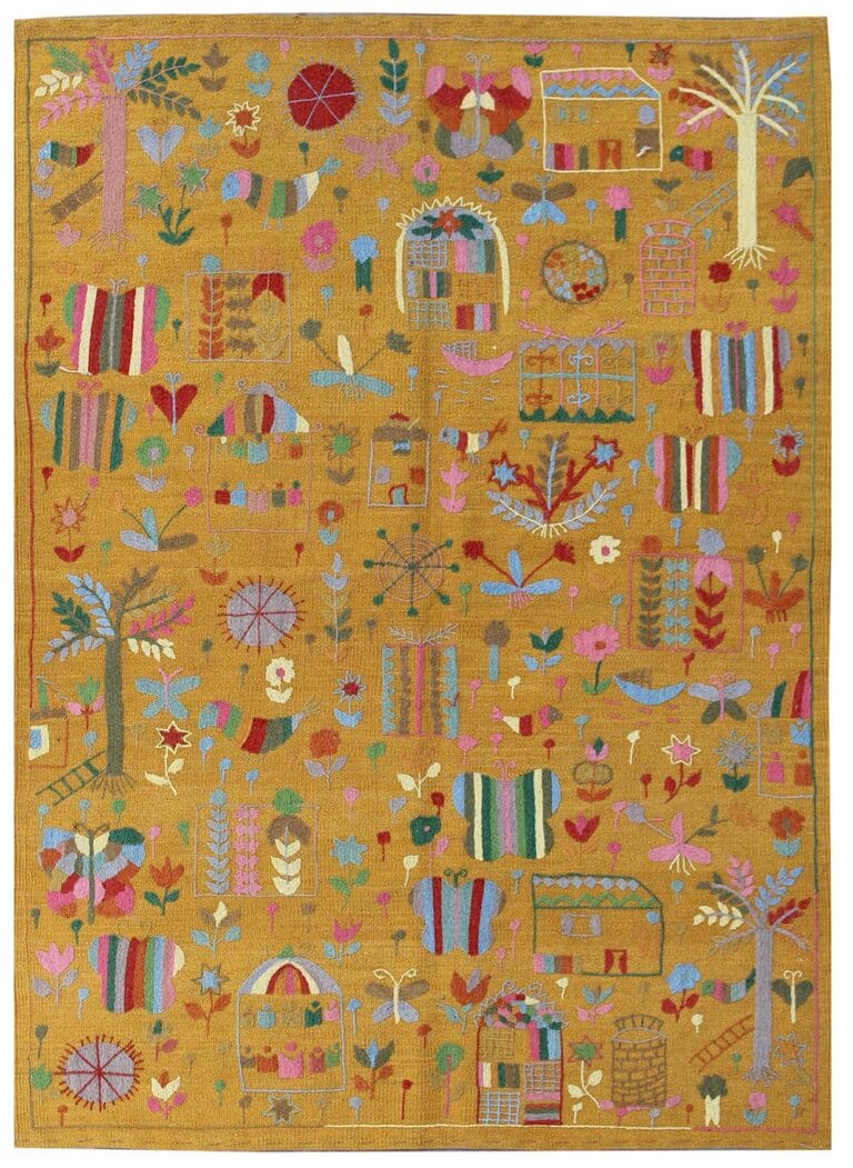 Kilım annodato a mano con disegni colorati di casette, fiori e farfalle su sfondo giallo, dimensioni 191x128 cm
