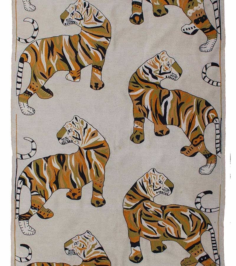 Tappeto kilim con tigri stilizzate in tonalità calde su fondo neutro – modello 3536 (231x166 cm), design etnico moderno disponibile a Milano