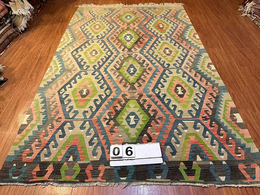 Tappeto kilim anatolico Esme con motivi geometrici colorati – modello 3526 (302x191 cm), grande formato disponibile a Milano