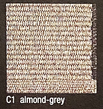 Campione quadrato di tessuto Stuoia grigio-mandorla con etichetta sottostante "C1 grigio-mandorla".