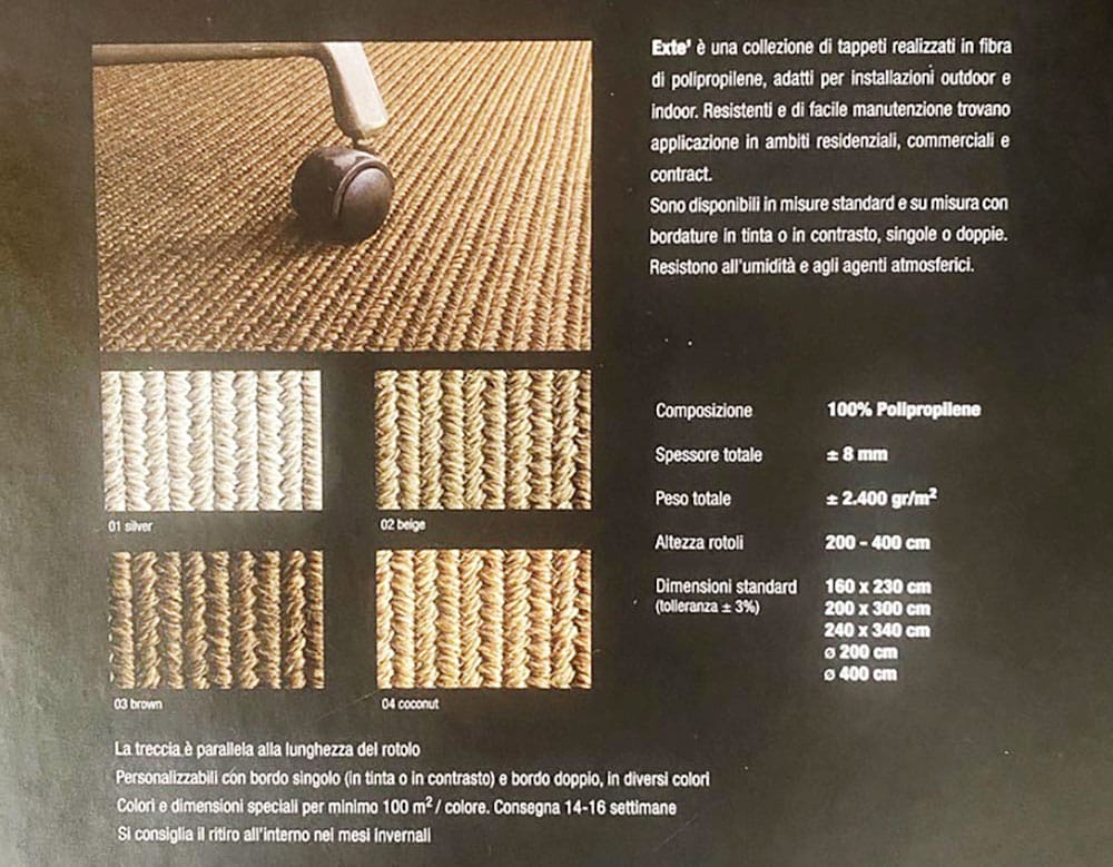 Sono esposti quattro campioni di tappeto Stuoia EXTÈ 2 nei colori argento, beige, marrone e cocco, con una ruota di sedia posizionata sul campione argento.