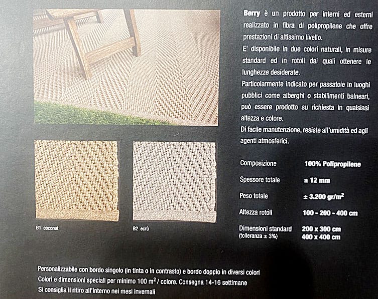 Tre tappeti stuoia beige e grigi sono mostrati con descrizioni e dettagli del prodotto in italiano su sfondo nero.