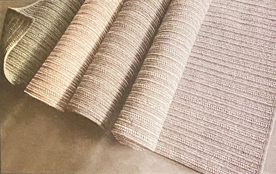 Stuoia Pull, elegante e resistente, in polipropilene e poliestere: perfetta per interni ed esterni, personalizzabile nei colori naturali e nelle finiture.