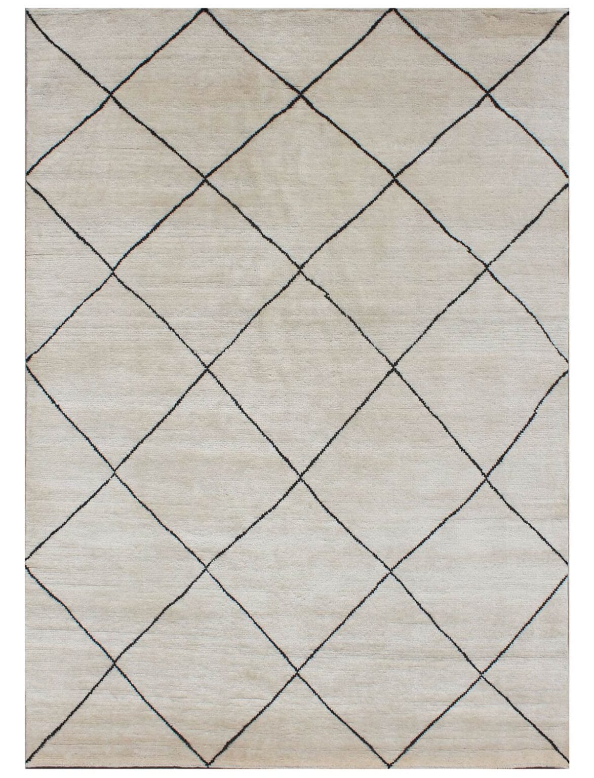 l tappeto Beni Ourain si distingue per il fondo avorio luminoso e il disegno geometrico a rombi neri, realizzato con linee sottili e irregolari che donano movimento e autenticità.
