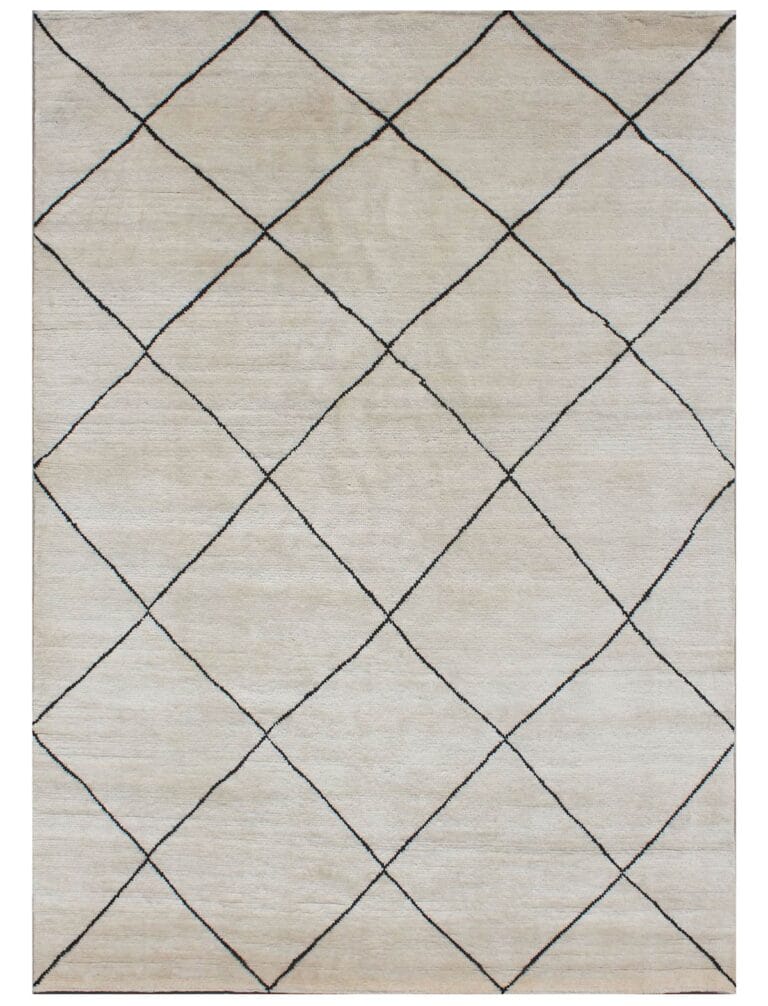 l tappeto Beni Ourain si distingue per il fondo avorio luminoso e il disegno geometrico a rombi neri, realizzato con linee sottili e irregolari che donano movimento e autenticità.