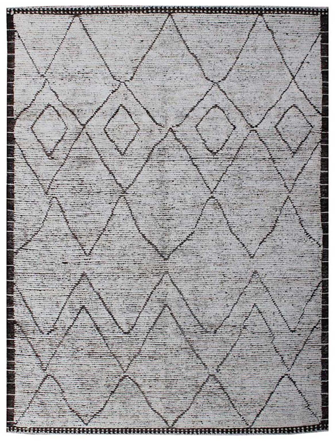 Geometrie sottili e fondo chiaro per un tappeto moderno che unisce stile berbero e raffinatezza contemporanea.