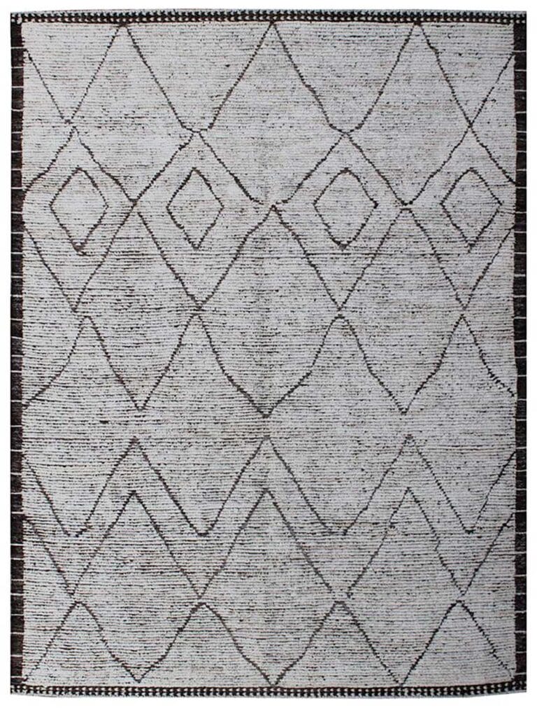 Geometrie sottili e fondo chiaro per un tappeto moderno che unisce stile berbero e raffinatezza contemporanea.