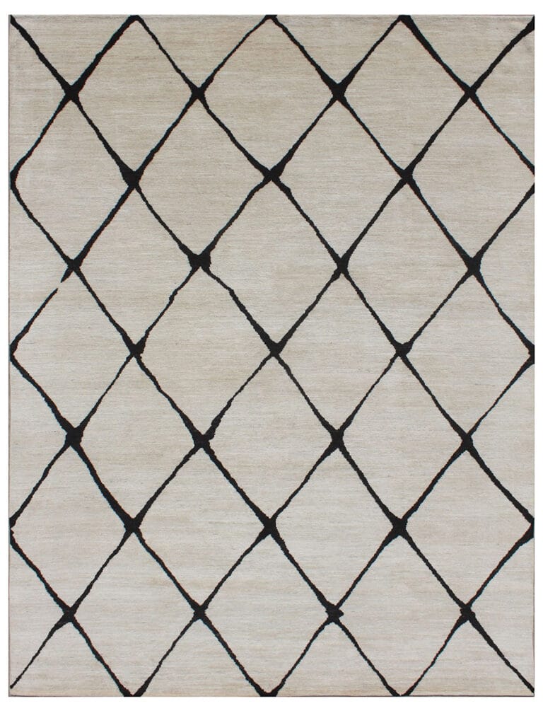 Tappeto moderno a pelo medio-alto con disegno a rombi neri su fondo beige chiaro, stile berbero contemporaneo.