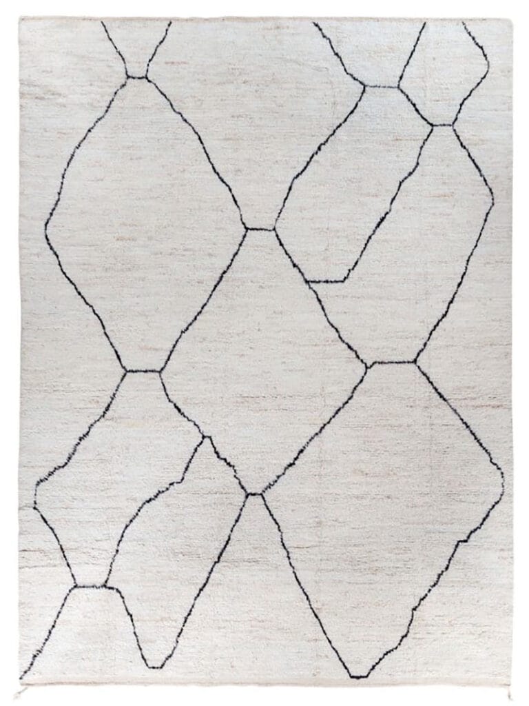 Tappeto moderno a pelo medio-alto con linee geometriche nere su fondo chiaro in stile berbero.