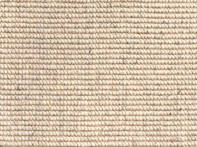 Primo piano di un tessuto beige strutturato e intrecciato con file orizzontali ravvicinate, che crea un motivo sottile e naturale e che ricorda i dettagli intricati dell'artigianato automatico di Bozza.