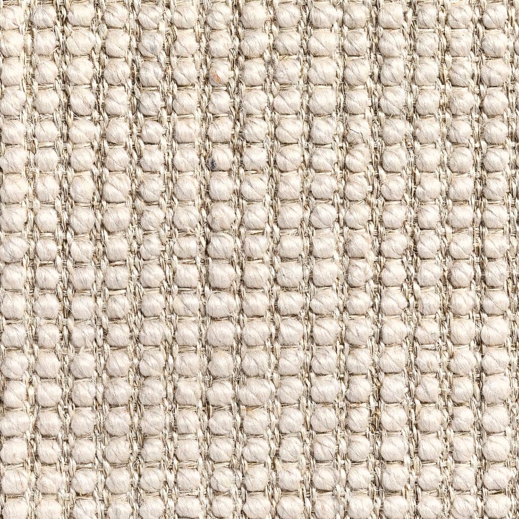 Primo piano di un tessuto beige con motivo a griglia quadrata, che mostra fibre spesse e strutturate intrecciate in stile Bozza automatica. Il materiale appare robusto e naturale, sottolineando il suo design strutturato.