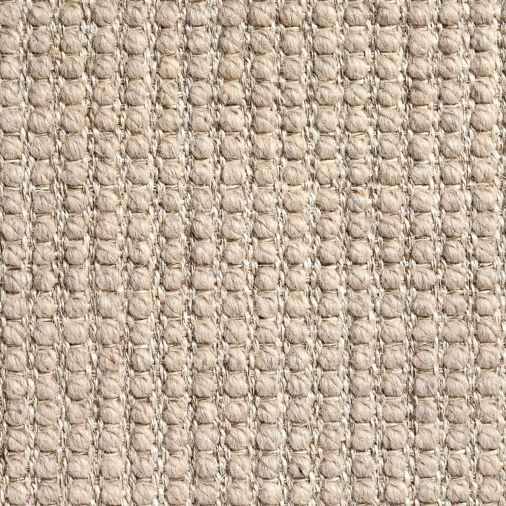 Primo piano di un tessuto intrecciato, beige, con un motivo a griglia: questa bozza automatica mette in evidenza le fibre naturali spesse e strettamente intrecciate per formare una superficie robusta.