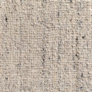 Vista ravvicinata di un tessuto beige con piccole macchie irregolari e sottili variazioni di colore, che gli conferiscono un aspetto naturale e leggermente rustico, perfetto per i progetti di Bozza automatica che cercano un fascino autentico.