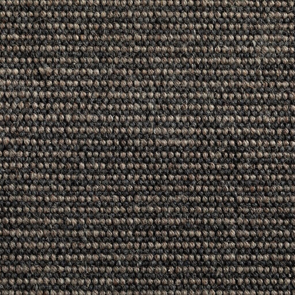 Vista ravvicinata di un tappeto Bozza automatico di colore marrone scuro, a tessitura fitta, che mostra un motivo di piccole anse uniformemente distanziate e sottili variazioni di colore.