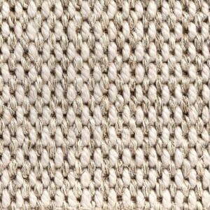 Primo piano di un tessuto strutturato che ricorda il sisal boucle, con spesse fibre beige disposte in un motivo ripetuto per un aspetto naturale e rustico, ideale per una finitura in stile tappeto lana o superloop.