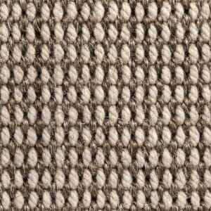 Primo piano di un tessuto a trama beige e marrone, caratterizzato da fibre spesse e strettamente intrecciate in un motivo uniforme. Questo materiale robusto e naturale evoca il sisal boucle ed è ideale per tappeti superloop o rivestimenti in tappeto lana.