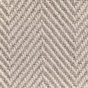 Primo piano di un tessuto strutturato con motivo a spina di pesce nei toni del beige e del marrone chiaro, che mostra fibre strettamente intrecciate disposte a forma di V ripetuta, perfette per creare un raffinato look Bozza automatico.