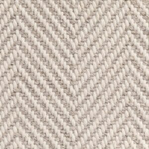 Primo piano di un tessuto con motivo chevron nei toni del beige chiaro e del grigio, che presenta un disegno a zig-zag che ricorda l'artigianato di Bozza automatica.