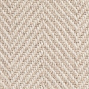 Primo piano di un tessuto con motivo a spina di pesce nei toni del beige e del bianco sporco, che mostra linee diagonali a zig-zag, perfette per ispirare la vostra prossima Bozza automatica.