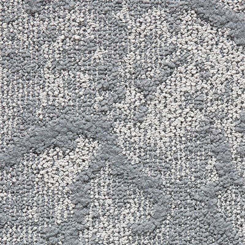 Primo piano di un tappeto grigio e bianco con motivi testurizzati e con dettagli automatici Bozza, caratterizzato da un mix di fibre a cappio e tagliate che creano un sottile disegno geometrico a rombi.