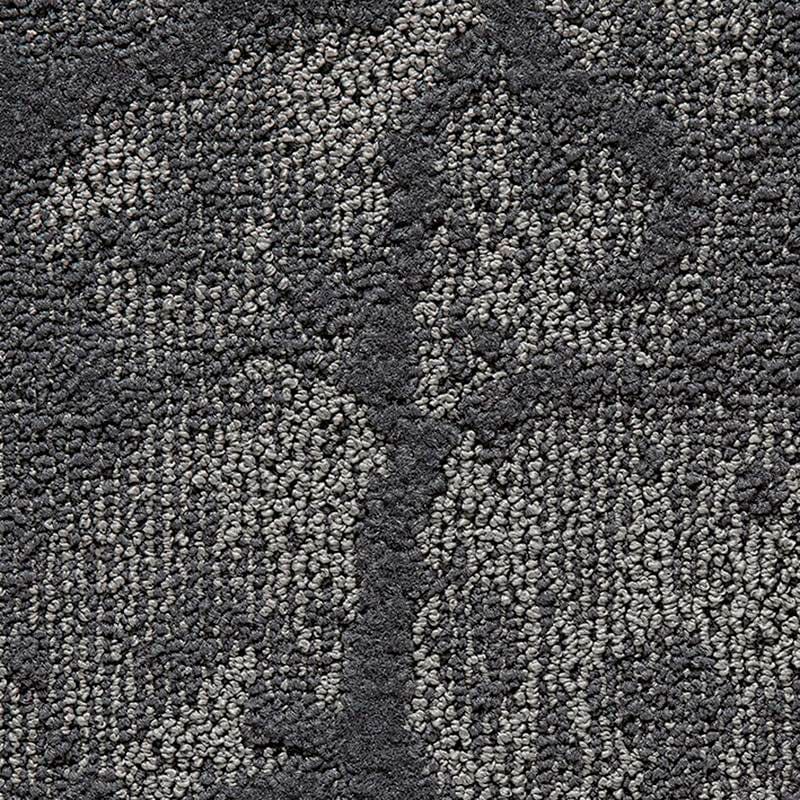 Primo piano di un tappeto testurizzato con un motivo a vello ad anello in varie tonalità di grigio, caratterizzato da un sottile disegno geometrico formato da aree chiare e scure: una raffinata estetica Bozza automatica.