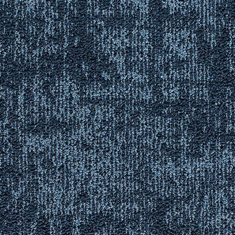 Tappeto moquette blu con un sottile motivo irregolare di toni di blu baltico più chiari e più scuri, che crea un aspetto screziato e intrecciato.